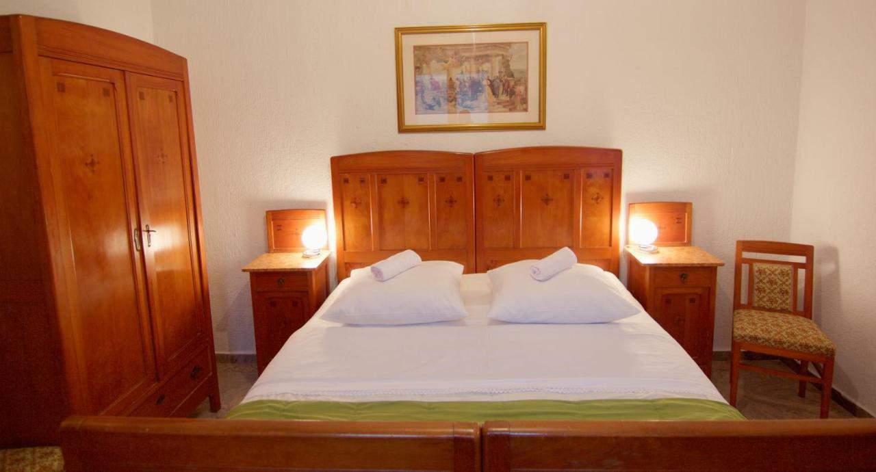 Apartmani Loreta Mali Lošinj Exteriör bild